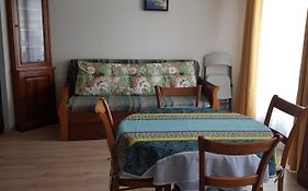 Apt JEANNE 100 m de la Plage av ventilateur au Calme Pte Cour